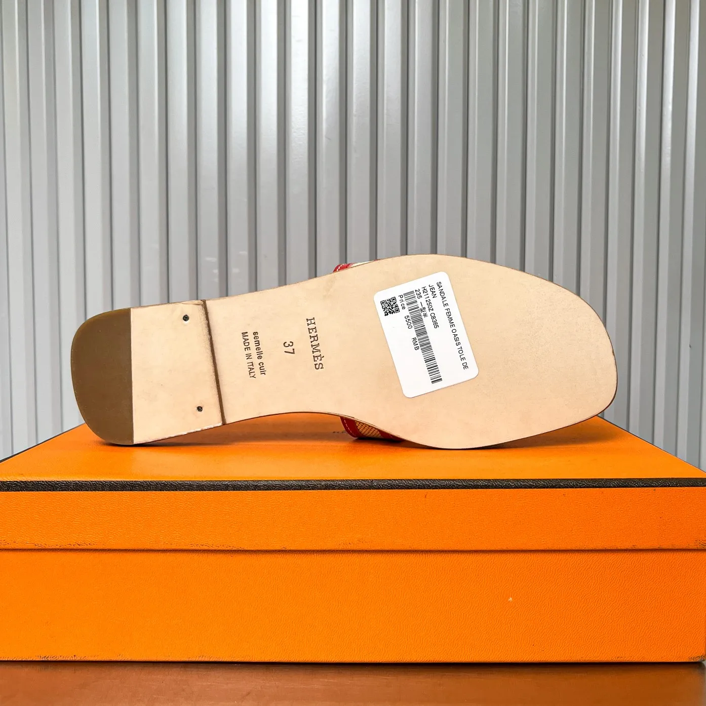 👟👟Ex-factory price 480👟👟 New style in early spring, splicing technology, new revision (Hermès), upgraded packaging, upgraded version and workmanship materials. Hermes®🔴The highest version of handmade shoes on the market ✨✨ Top product Hermès slippers🐎 —————————— The new model in early spring is the same as the original version, handmade by masters! ❥High-end customization, exclusive products, the highest version in the industry⚠❥Using: Hermers upper: Italian imported cowhide + original custom-grade Australian sheepskin feet + genuine leather outsole (pursuing top walking comfort) ✨~~〰〰〰〰❥ Packaging: ✔🚦Pay attention to the packaging➰Top-level exclusive box 〰The original top quality is on sale━━━━Hermes━━━━━ size: 35-40 (34.41.42 custom-made, non-refundable)